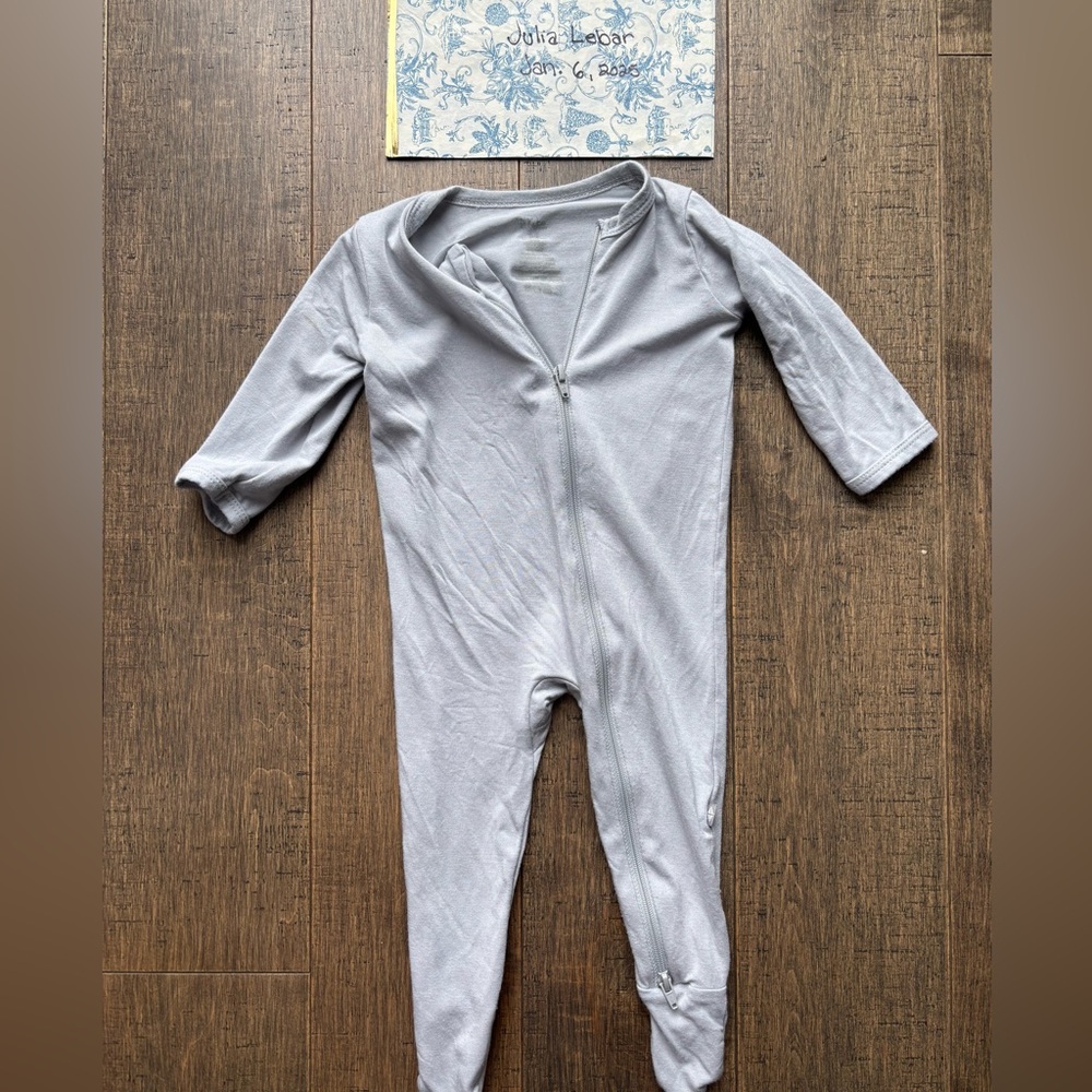 Kyte BABY Light Gray Zipper Front Footed Sleep Suit